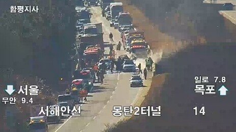 무안 서해안고속도로서 ‘7중 추돌’ 차량 3대 전소…도로 통제