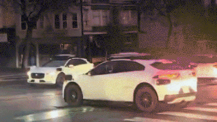 불 꺼진 교차로에 덩그러니…샌프란시스코 화재에 멈춰선 무인 택시