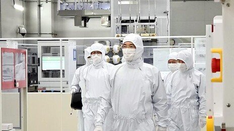 이재용 회장, 반도체 R&D-제조시설 현장 점검