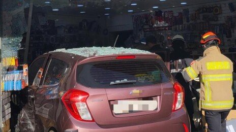 부천 교차로서 SUV와 충돌한 경차, 철물점 돌진