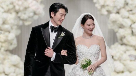 “신민아, 김우빈 암투병 공양미 이고 기도”