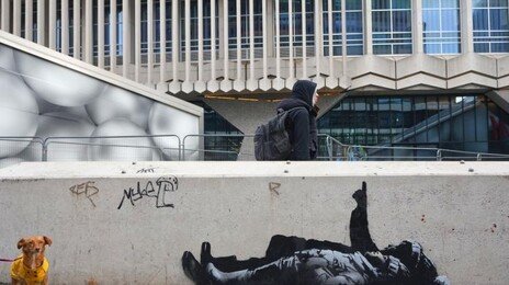 호화 아파트 길바닥에 누운 ‘노숙 아동’…뱅크시 새 작품 등장