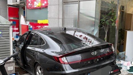 상가로 차량 돌진, 30대女 경상…80대 운전자 “기억 안나”