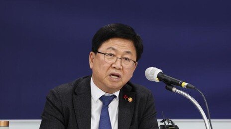 교육부 장관 “수능 개편 공감하지만 시기 정하긴 어려워”