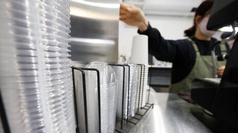 “일회용컵 유상 판매땐 커피값 오를 것…영세 사업장은 직격탄”