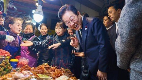 장사 안된다 상인 하소연에…李대통령이 구매한 것은?