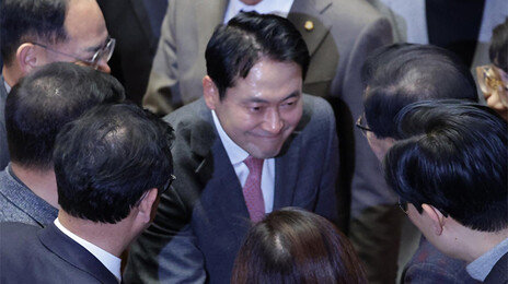 野대표는 24시간 최장 필버, 與는 “코미디” 폄하… ‘정치’ 실종 민낯