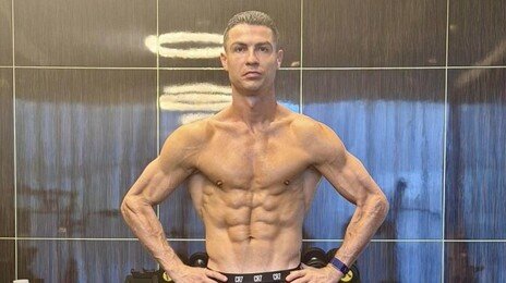 40대에도 복근 선명한 호날두, 자기 관리 비결은?