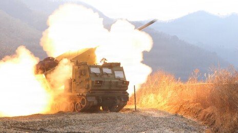 600마력 엔진 단 ‘강철비’…주한미군, 신형 MLRS 실사격