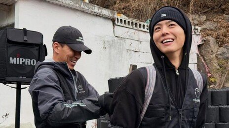 션·박보검·궤도, 연탄 봉사로 만든 따뜻한 겨울…“행복을 날랐다”