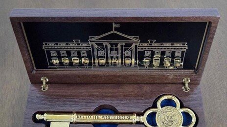 금관 받은 트럼프, 李대통령에 ‘백악관 황금열쇠’ 선물