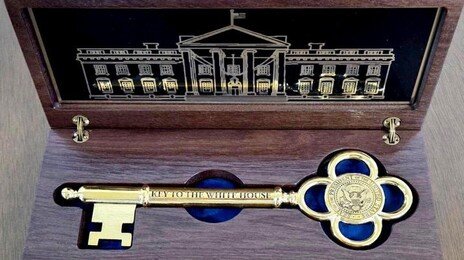 금관 받은 트럼프, 李대통령에 ‘백악관 황금열쇠’ 선물