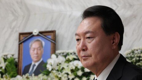 “수맥 흘러서” 尹부친 묘지에 30㎝ 철침 박은 2명 석방