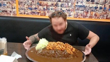 ‘14㎏ 카레 먹기’ 성공한 남성, 알고보니 주머니에 밥 숨겨
