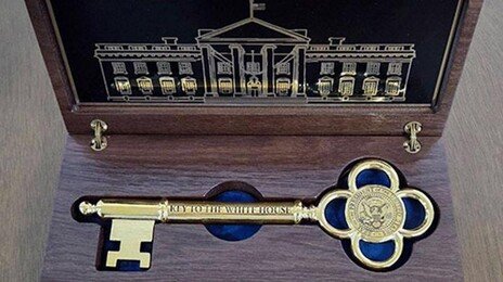 금관 받은 트럼프, 李대통령에 ‘백악관 황금열쇠’ 선물