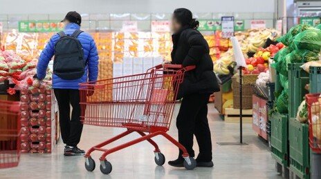 고환율-고물가에 소비심리 1년새 최대 하락… 유류세 인하 2개월, 車개소세는 6개월 연장