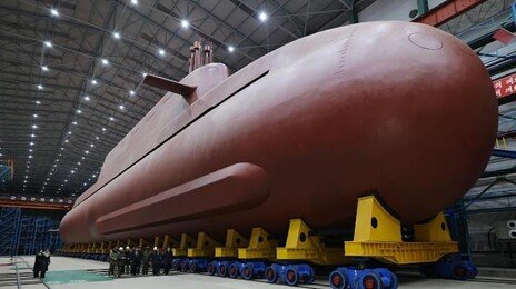 한미 핵잠 합의에… 北, 핵무기 탑재 잠수함 공개