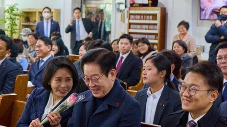 李, 계양구서 성탄예배… 보선 출마설 김남준 동행