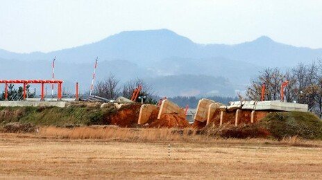 무안 제주항공 참사 1년… 활주로 위험시설물 여전