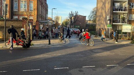 “등하교 45분간 차 못 들어옵니다”… 런던 ‘스쿨존 차량 금지’ 실험