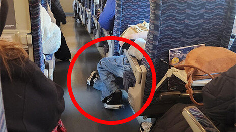 복도에 다리 뻗고 음료수 줄줄…‘SRT 빌런’ 눈총