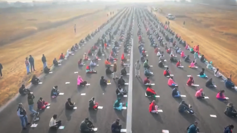 활주로에 인파 가득 왜?…印 취업난이 부른 진풍경