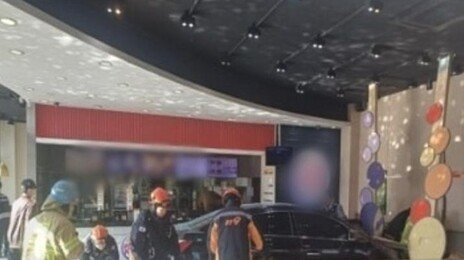 동두천 햄버거 매장에 승용차 돌진…고객 3명 부상