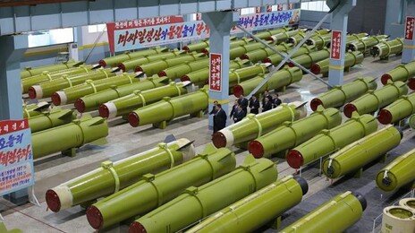 핵잠 과시한 김정은, 군수공장 찾아 “미사일 생산능력 확대”