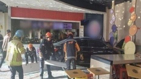 70대 운전자, 주차하려다 햄버거 가게 돌진…3명 다쳐