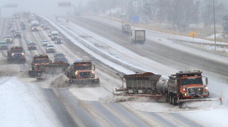 美 북동부 지역에 연말연시 폭설과 폭풍 항공대란…서부는 홍수· 진흙산사태