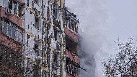 러, 트럼프-젤렌스키 회담 앞두고 키이우 대공습… 우크라도 드론 반격