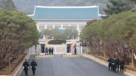 李, 오늘 청와대 첫 출근… ‘불법계엄’ 용산 시대 끝내고 靑 시대로