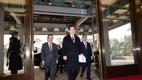 스트라이프 넥타이 맨 李대통령 청와대 첫 출근…靑시대 개막