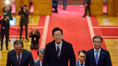 李, 靑지하벙커 찾아 안보 점검…춘추관 기자들엔 “통닭 사오겠다”