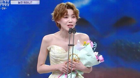 ‘박나래 절친’ 장도연 “겸손하지 않으면 다 죽더라”…의미심장 수상 소감
