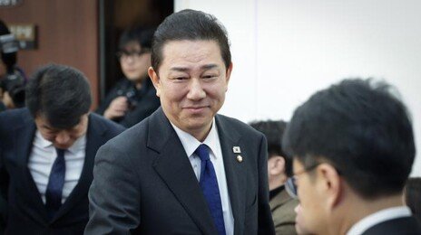 ‘원내대표 사퇴’ 김병기, 하루종일 이어진 그의 쓴웃음[청계천 옆 사진관]