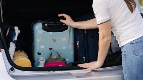 주차장서 후진 기어 놓고 내린 50대 女, 차에 깔려 숨져