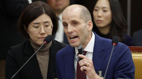 ‘국회 통역기’ 거부한 쿠팡 대표… “몽둥이도 모자라” 질타 쏟아져