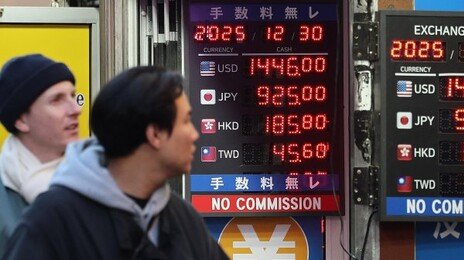 연말 환율 1439원 ‘역대 3위’… 기업 “외화빚 늘고 환차손 큰 부담”