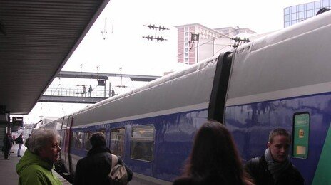 유로스타 고장으로 운행 중단…유럽 여행객들 열차 대란