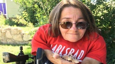 美 유명 시트콤 여배우 사망…‘유리뼈 증후군’ 뭐길래