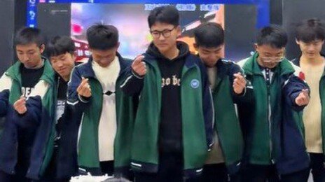 지각 벌이 춤이었다…中 남중생들의 교단 위 댄스 화제