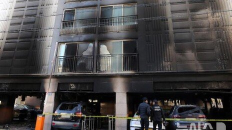 경비원 담배 피우다가…아파트 차량 18대 전소