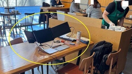 “보조모니터까지 설치했다”…스타벅스 좌석 4개 점령한 남성