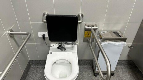 “변기 부서져 중요부위 불구 됐다”…식당에 소송 건 남성