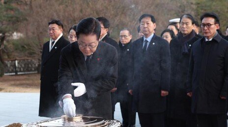 李, 새해 첫 일정 현충원 참배…“대도약의 원년 열 것”