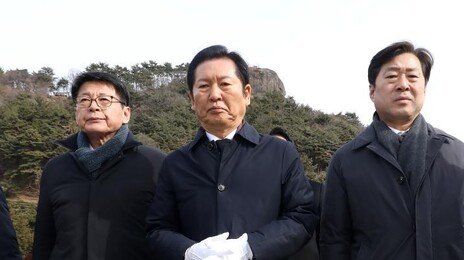 봉하마을 참배한 정청래 “김대중 노무현 문재인의 꿈 계승”