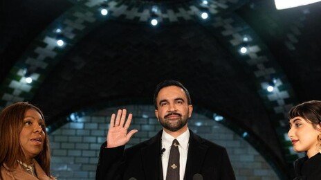 맘다니 美뉴욕시장, 꾸란에 손 얹고 취임 선서