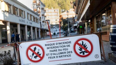 스위스 스키리조트서 원인불명 폭발, 수십명 사망 추정…“테러 가능성은 없어”