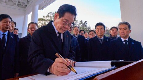 李 8년만의 국빈방중 직전… 中 “한국, 日 역사후퇴 올바른 입장을”